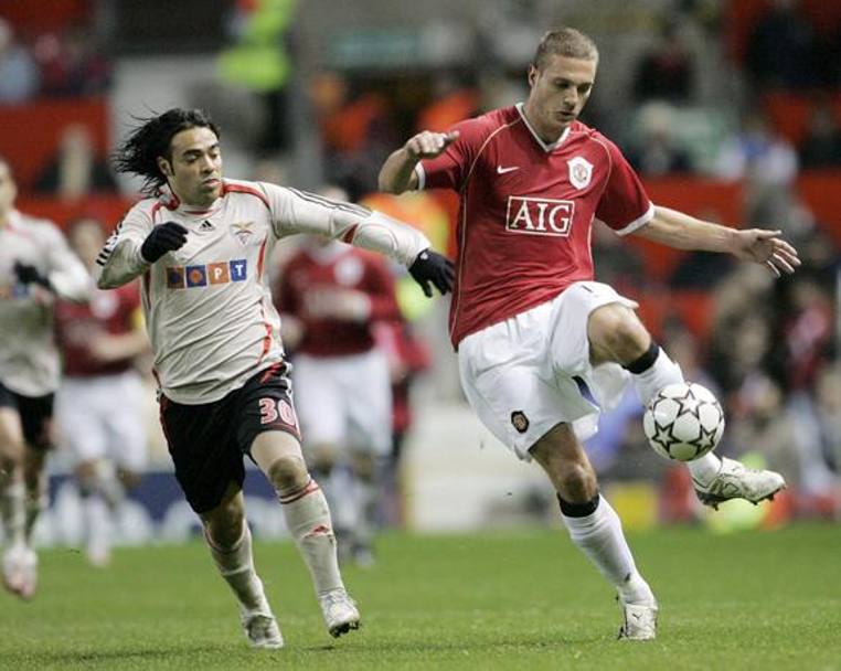 Champions 2006-2007, Vidic sfida col suo United il Benfica dell&#39;allora capellone (e non deferito) Fabrizio Miccoli. Epa